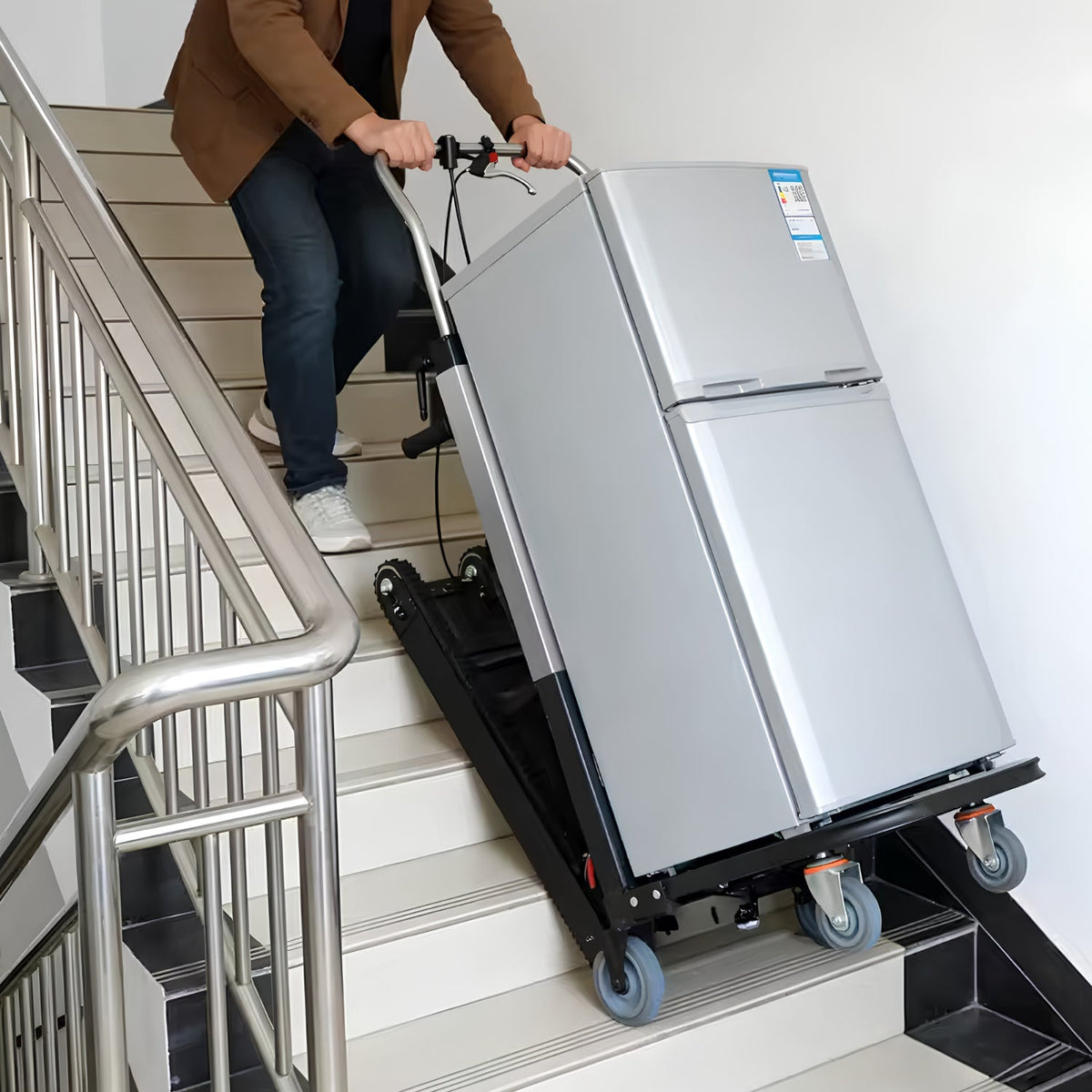 Carretilla eléctrica inteligente para subir escaleras con carga en una escalera
