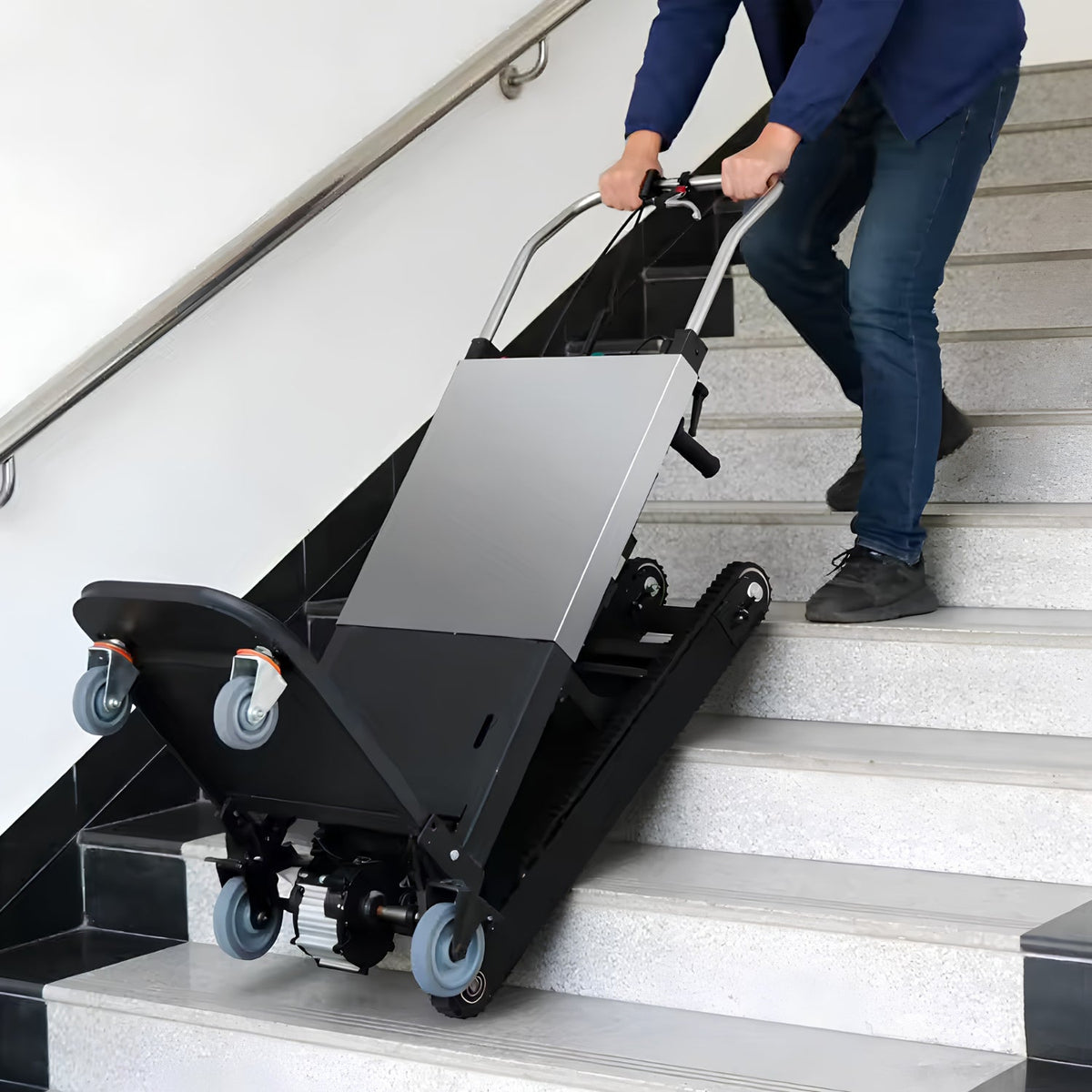 Carretilla eléctrica inteligente para subir escaleras con carga en una escalera