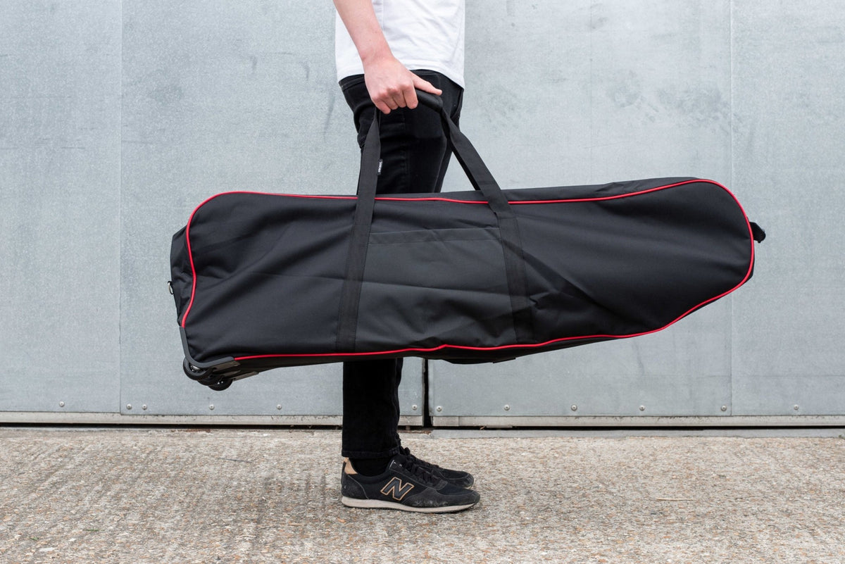 Bolsa de almacenamiento con ruedas para patinete eléctrico en la mano