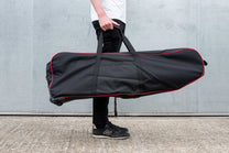 Bolsa de almacenamiento con ruedas para patinete eléctrico en la mano