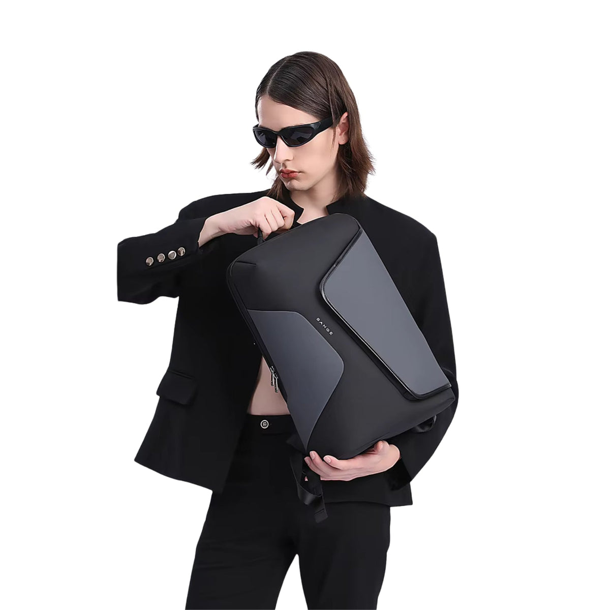 Mochila inteligente Business Edition en la mano