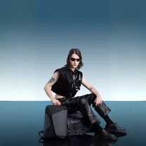 Mochila inteligente Business Edition junto a una persona sentada