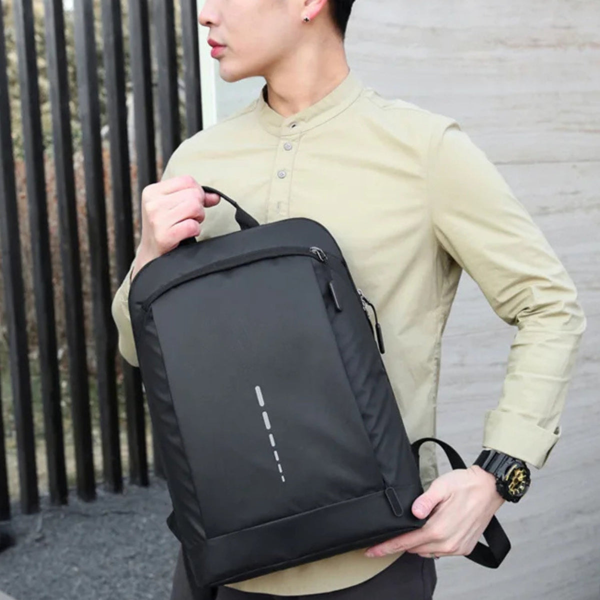Mochila inteligente Clean Design en la mano