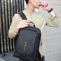 Mochila inteligente Clean Design en una persona, vista frontal