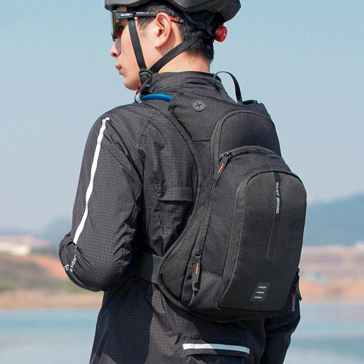 Mochila inteligente con bolsa de hidratación en una persona al aire libre, vista de espaldas