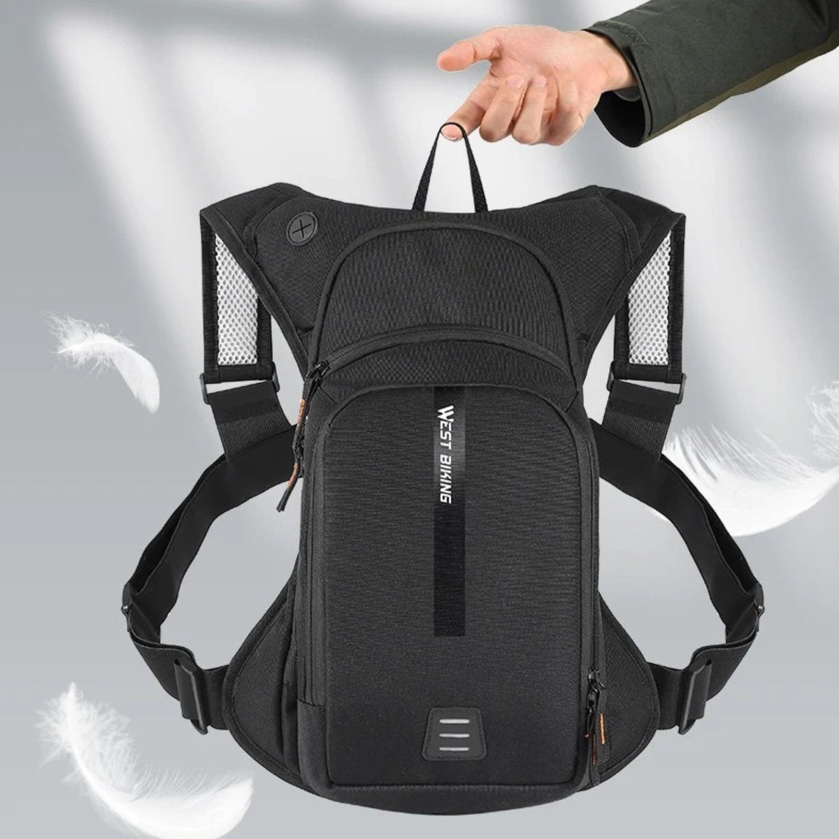 Persona poniéndose mochila inteligente con bolsa de hidratación