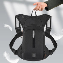 Persona poniéndose mochila inteligente con bolsa de hidratación
