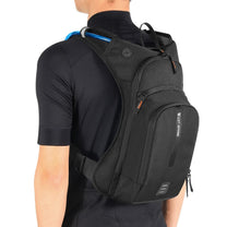 Mochila inteligente con bolsa de hidratación en una persona, vista de espaldas