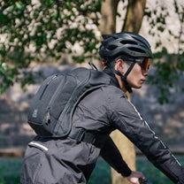Mochila inteligente con bolsa de hidratación en una persona