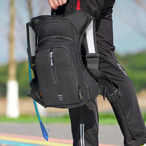 Mochila inteligente con bolsa de hidratación en una persona, vista lateral