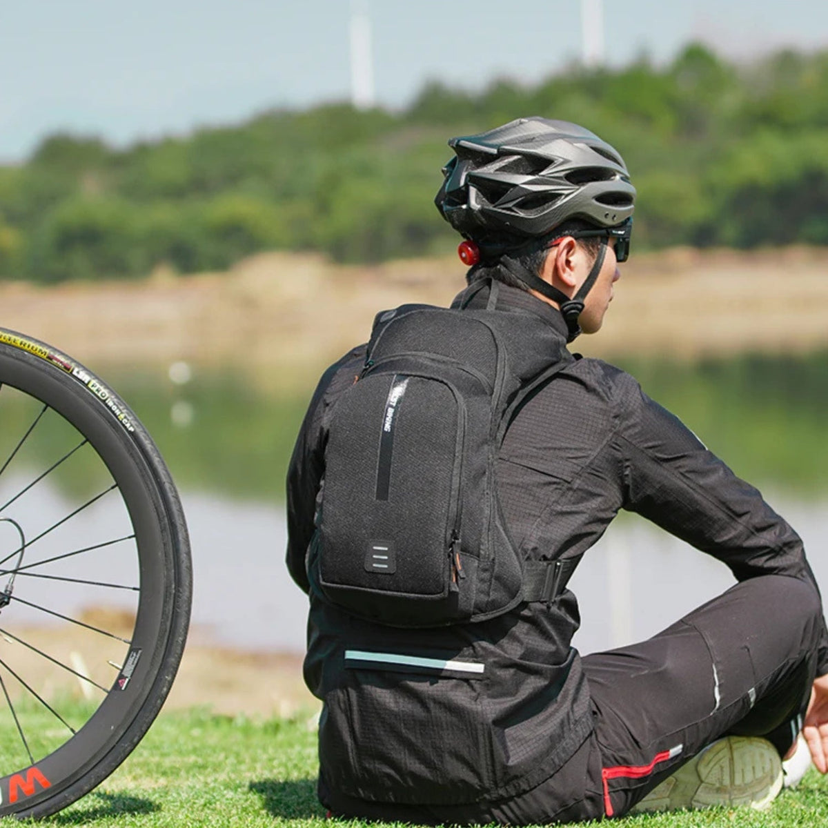 Mochila inteligente con bolsa de hidratación en un ciclista