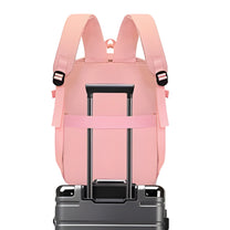 Mochila inteligente Splash Edition en rosa en el asa de una maleta
