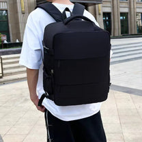 Mochila inteligente Splash Edition en negro en una persona, vista frontal
