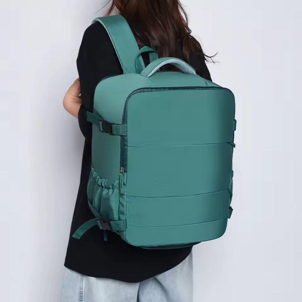 Mochila inteligente Splash Edition en verde en una persona