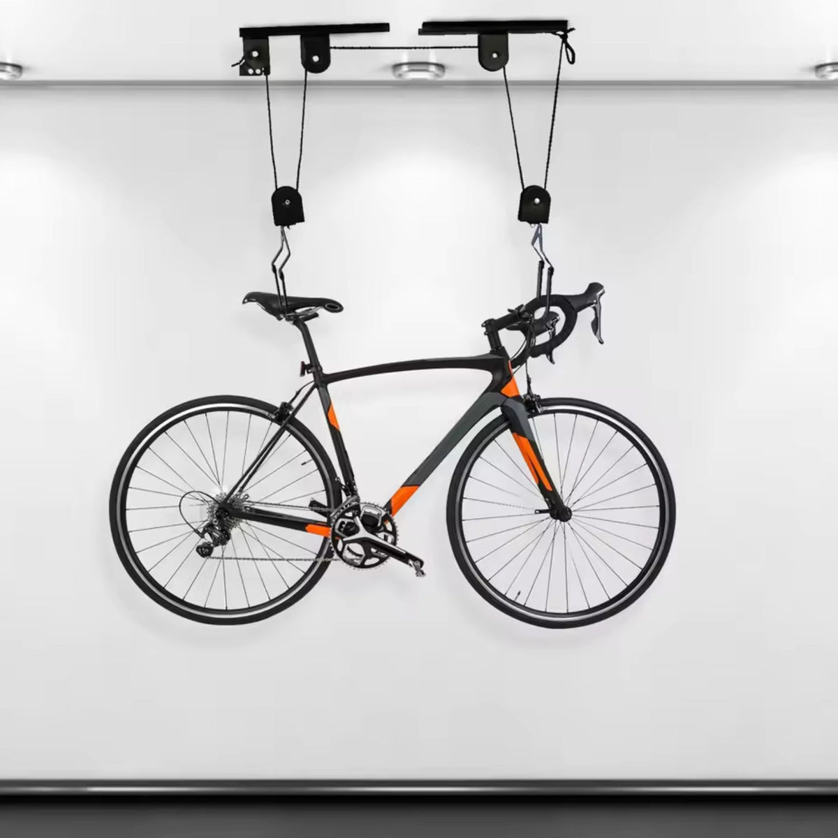 Soporte de techo inteligente para bicicleta con una bicicleta en el techo, vista frontal