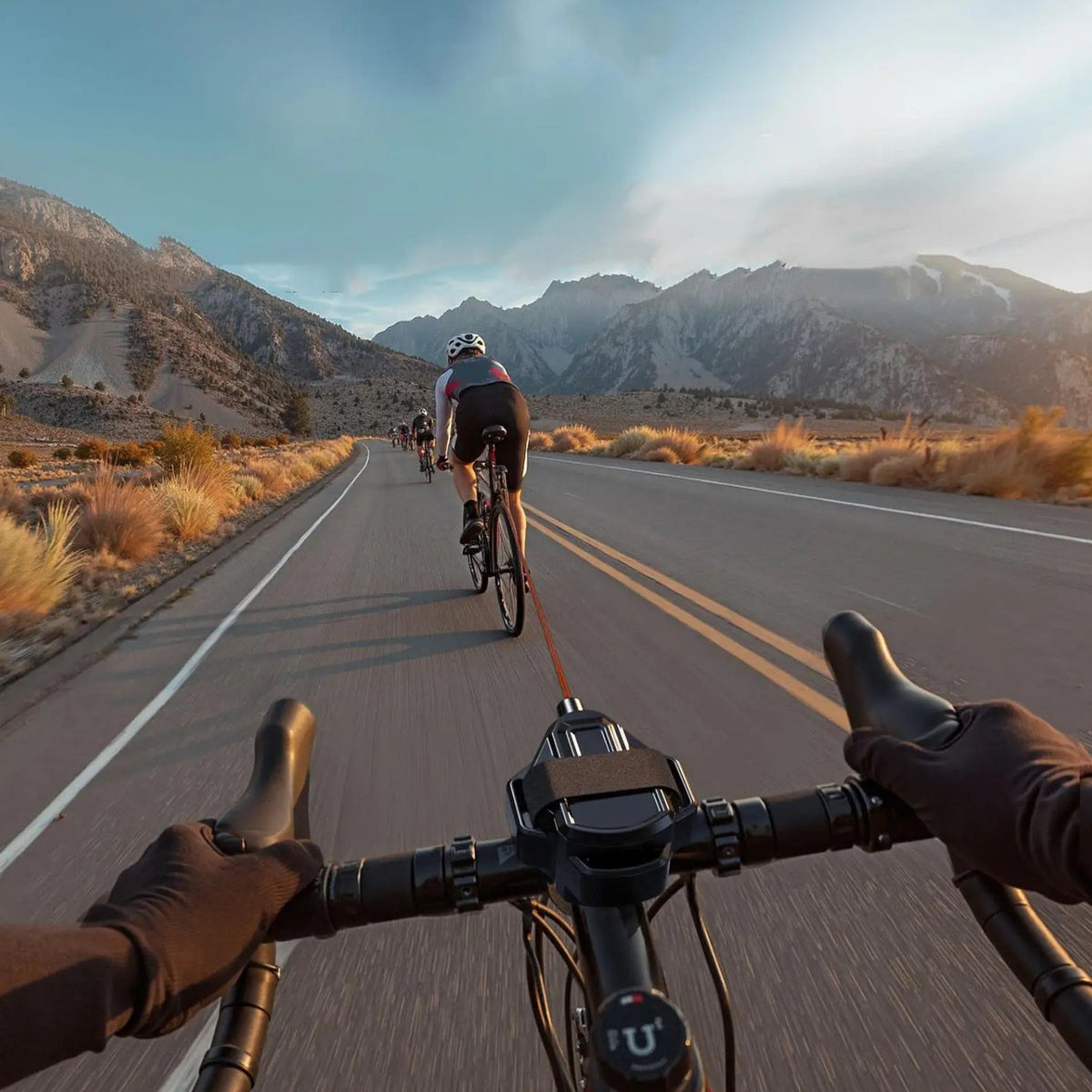 Cuerda de remolque retráctil inteligente con gancho para bicicleta remolcando una bicicleta, desde el punto de vista del