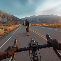 Cuerda de remolque retráctil inteligente con gancho para bicicleta remolcando una bicicleta, desde el punto de vista del