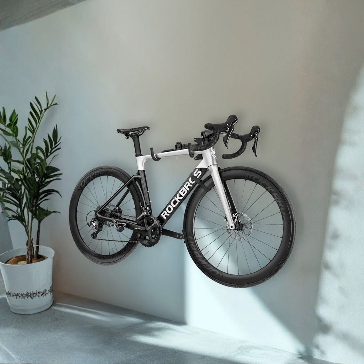 Soporte de pared inteligente para bicicleta con una bicicleta colgada en la pared