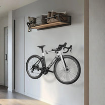 Soporte de pared inteligente para bicicleta con una bicicleta en la pared de un pasillo