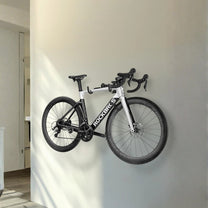 Soporte de pared inteligente para bicicleta con una bicicleta en la pared en primer plano