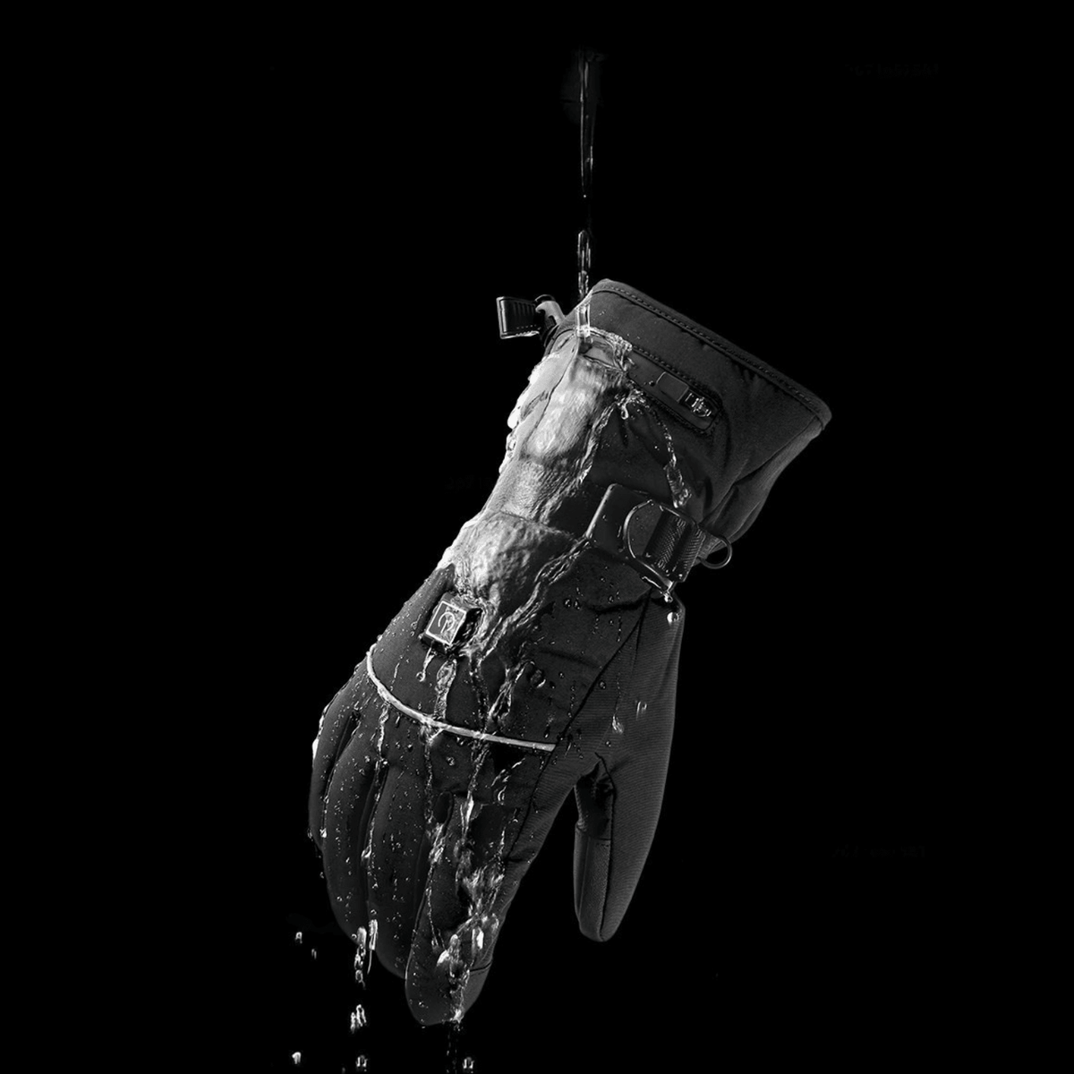 Guantes eléctricos inteligentes con calefacción en una persona en la oscuridad