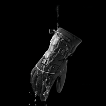 Guantes eléctricos inteligentes con calefacción en una persona en la oscuridad