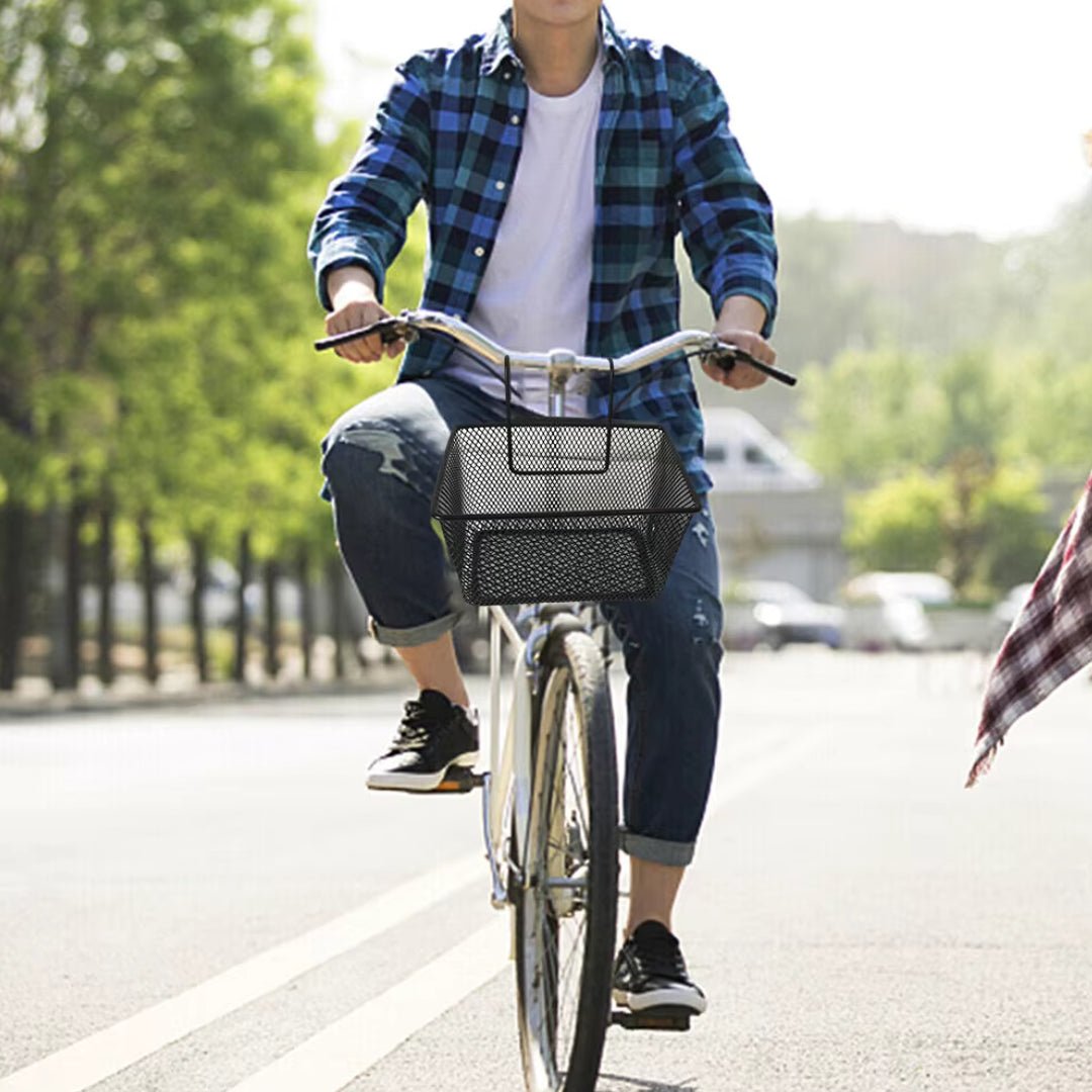 Cesta de bicicleta estándar durante la conducción