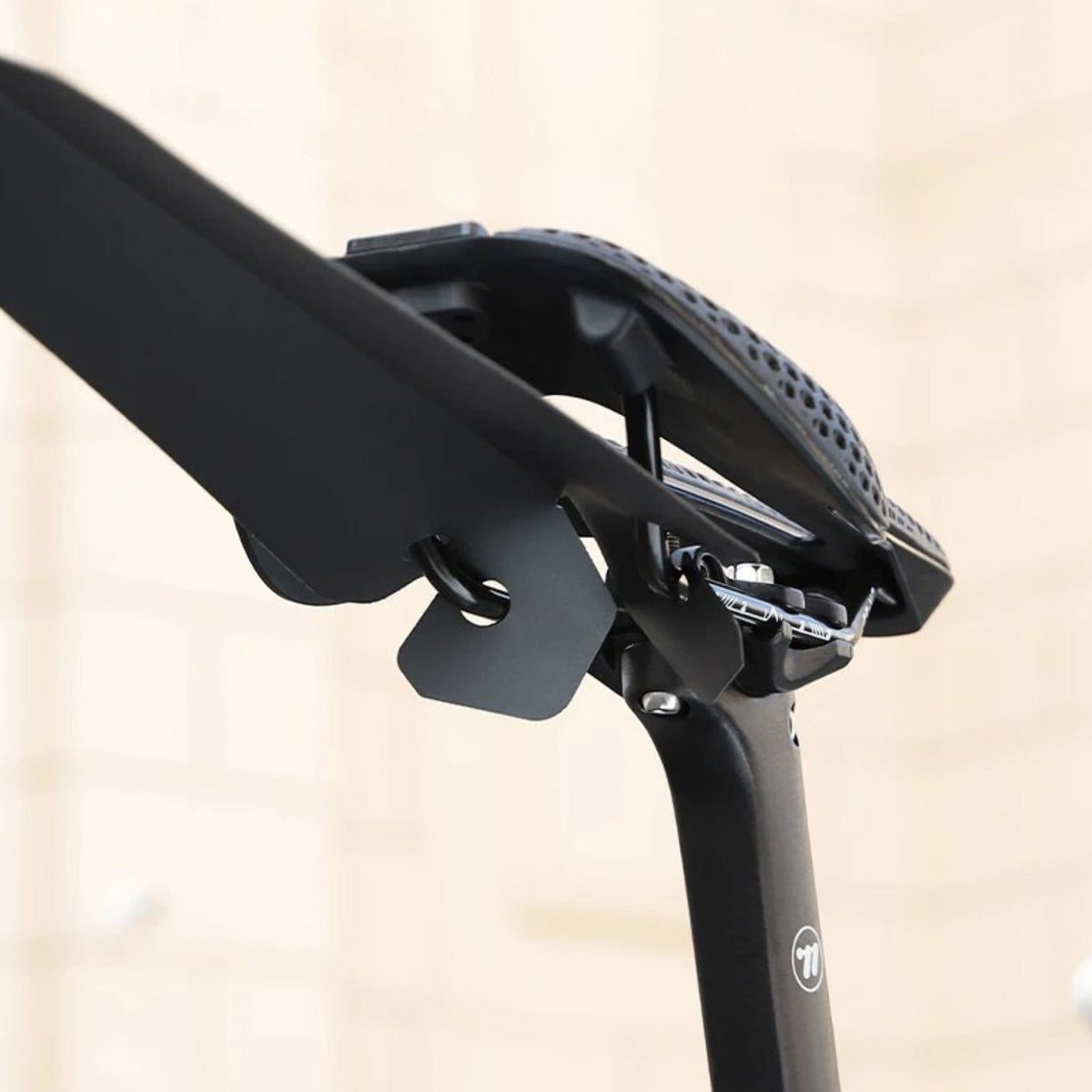 Guardabarros trasero para bicicleta en negro en la bicicleta, vista en ángulo