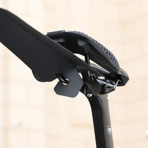 Guardabarros trasero para bicicleta en negro en la bicicleta, vista en ángulo