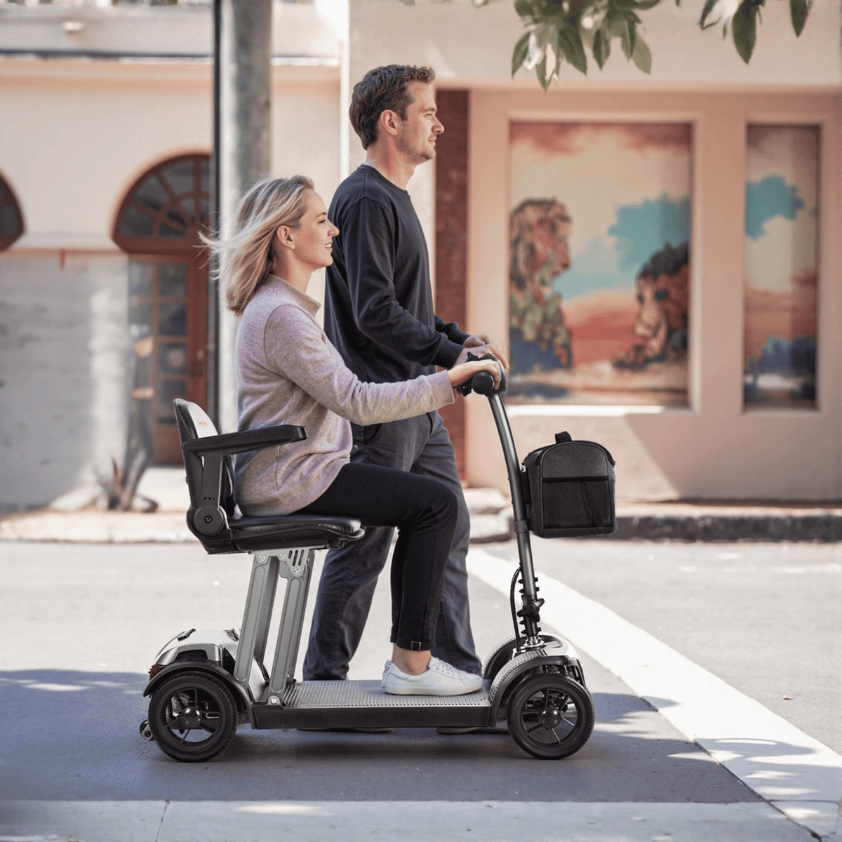 Mujer sentada en el scooter de movilidad Sweetrich Air Traveller en la ciudad