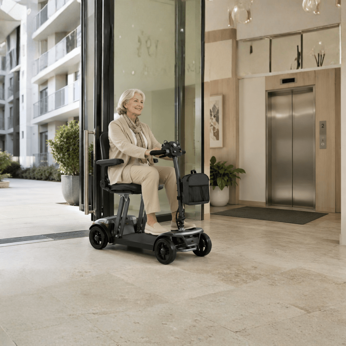 Mujer mayor sentada en el scooter de movilidad Sweetrich Air Traveller en interior