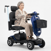 Mujer mayor sentada en el scooter de movilidad Sweetrich Max Plus