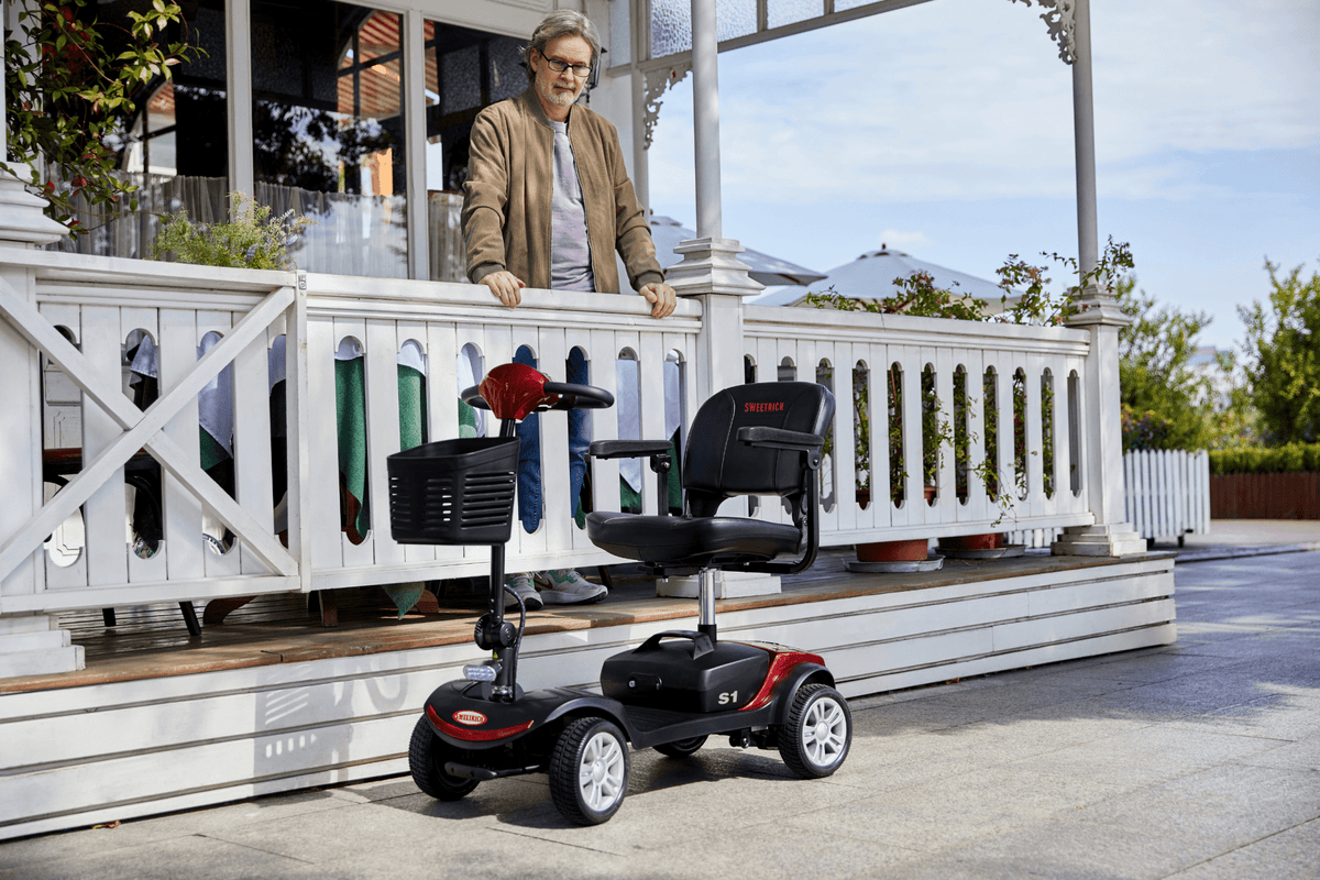 Hombre de pie junto al scooter de movilidad Sweetrich S1 Sport