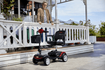 Hombre de pie junto al scooter de movilidad Sweetrich S1 Sport