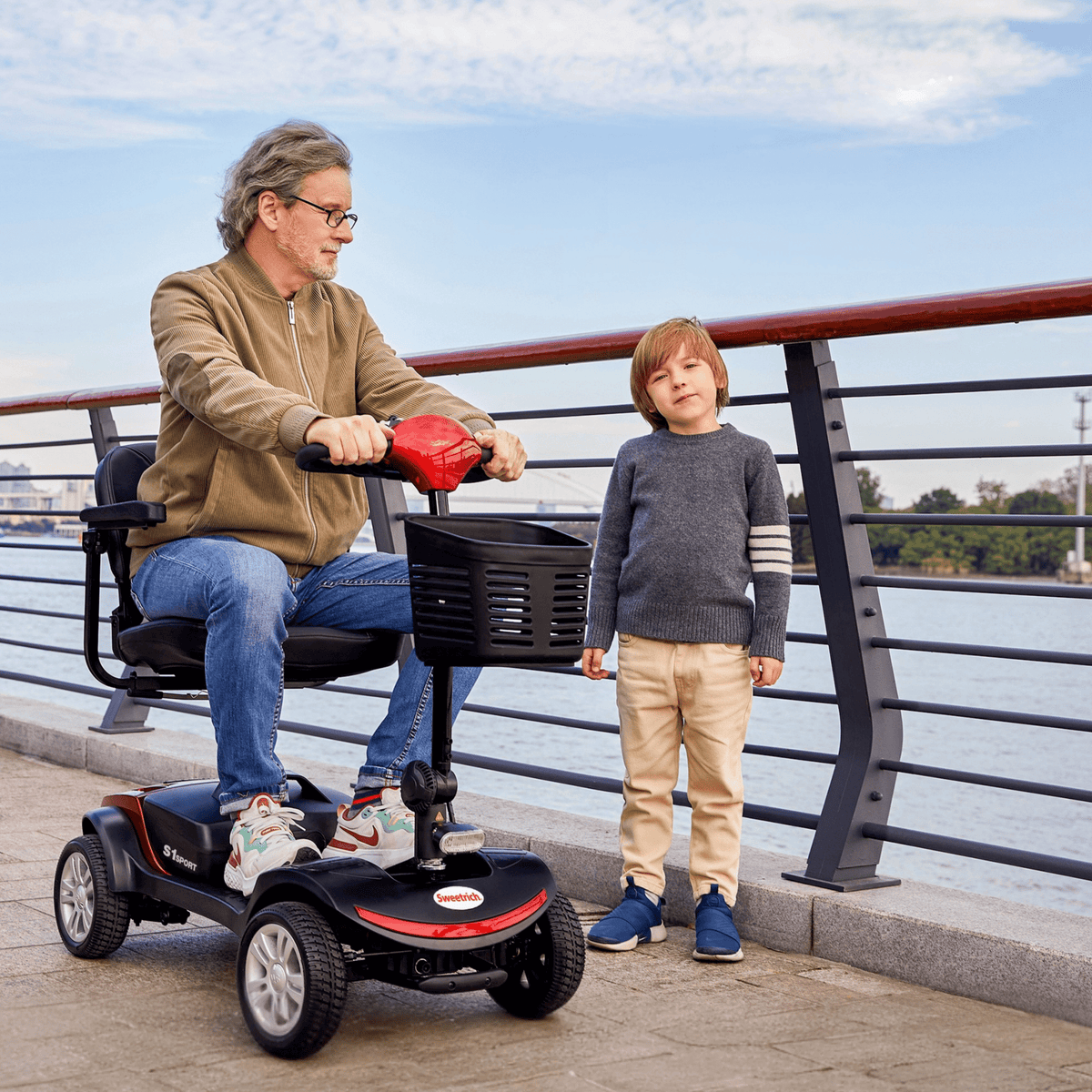 Hombre mayor sentado en el scooter de movilidad Sweetrich S1 Sport