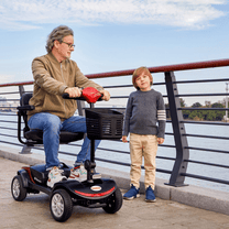 Hombre mayor sentado en el scooter de movilidad Sweetrich S1 Sport