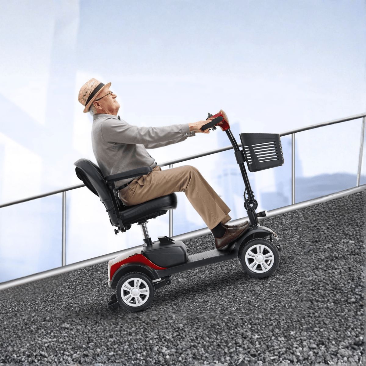 Hombre mayor sentado en el scooter de movilidad Sweetrich S1 Sport