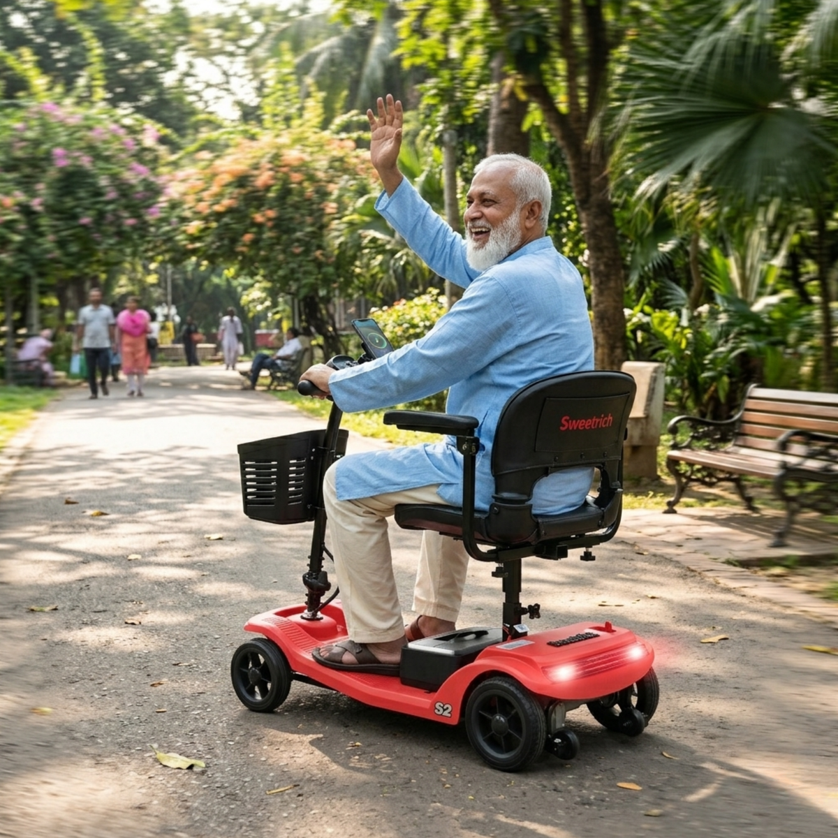 Hombre mayor sentado en el scooter de movilidad Sweetrich S2 en un parque