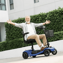 Hombre mayor sentado en el scooter de movilidad Sweetrich S2