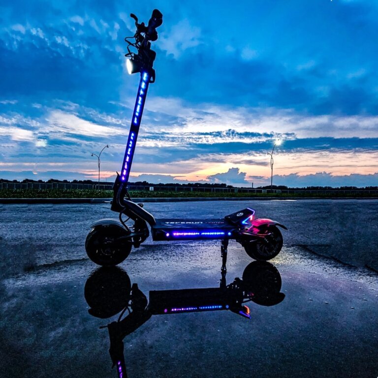 Patinete eléctrico TEVERUN FIGHTER ELEVEN+ V4 en vista frontal en ángulo al atardecer