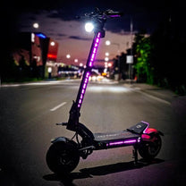Patinete eléctrico TEVERUN FIGHTER ELEVEN+ V4 con las luces encendidas en un ambiente nocturno