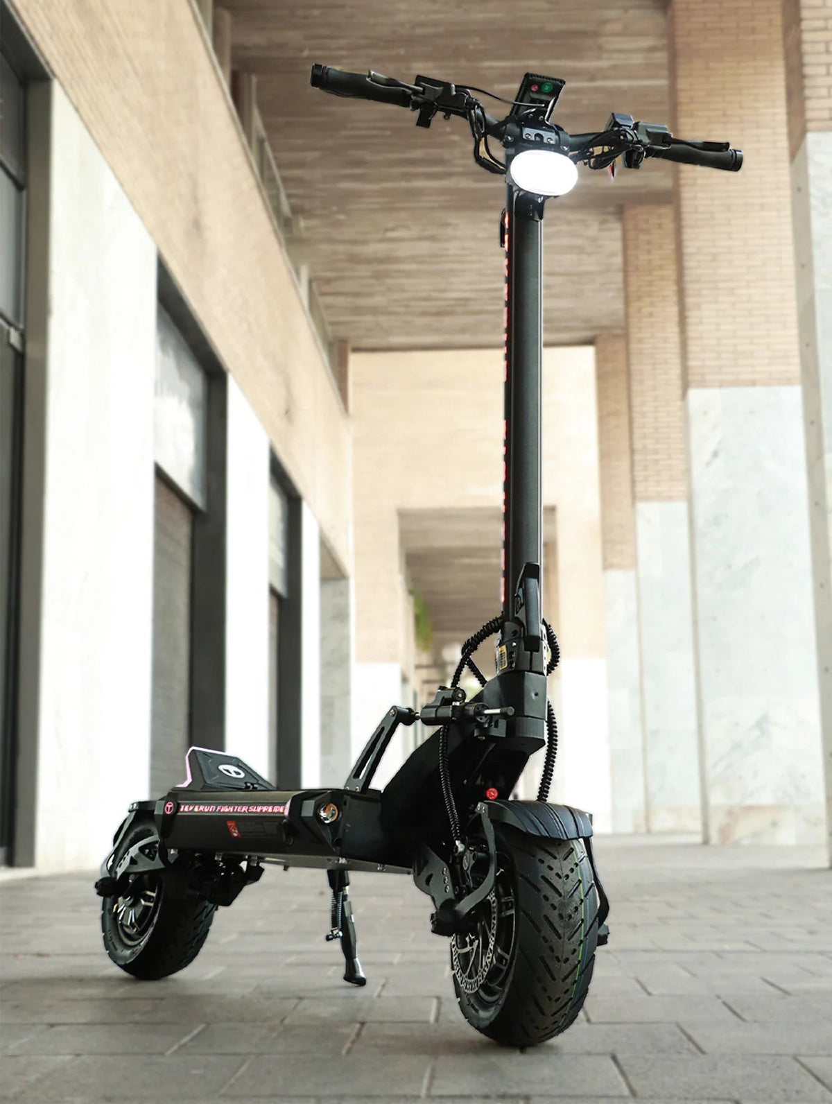 Patinete eléctrico TEVERUN FIGHTER ELEVEN+ V4 en vista frontal en ángulo