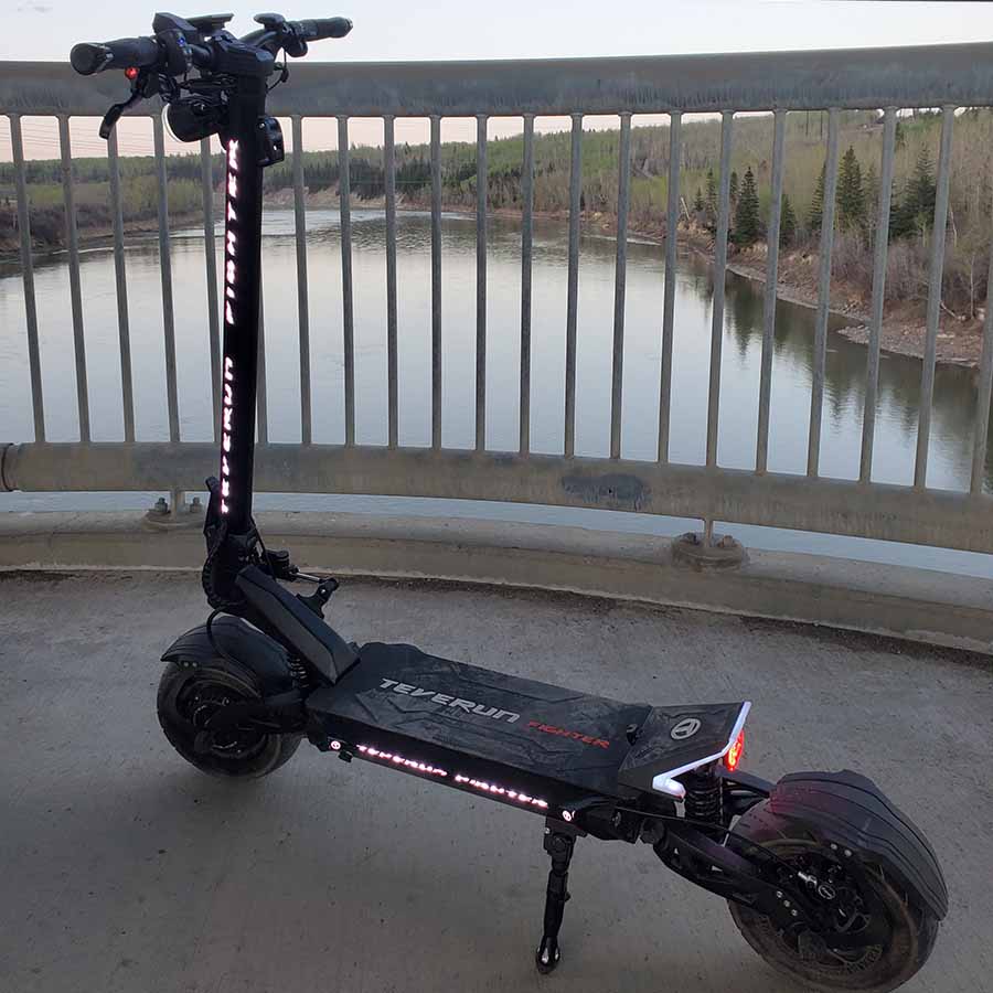 Patinete eléctrico TEVERUN FIGHTER ELEVEN+ V4 en vista frontal en ángulo