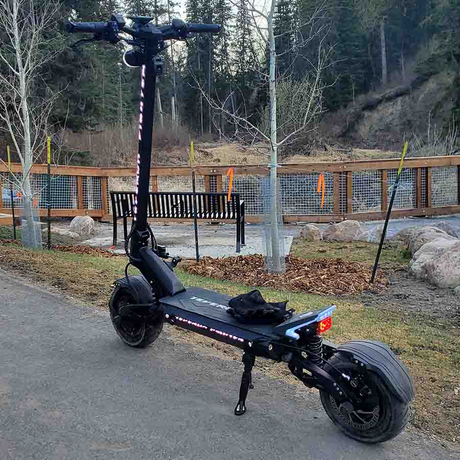 Patinete eléctrico TEVERUN FIGHTER ELEVEN+ V4 en vista frontal en ángulo en un parque