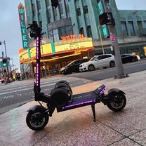 Patinete eléctrico TEVERUN FIGHTER SUPREME ULTRA V4 con las luces encendidas en la ciudad