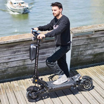 Hombre de pie junto al patinete eléctrico TEVERUN FIGHTER SUPREME ULTRA V4