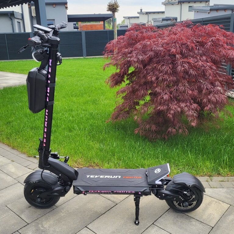 Patinete eléctrico TEVERUN FIGHTER SUPREME ULTRA V4 en vista frontal en ángulo en un jardín