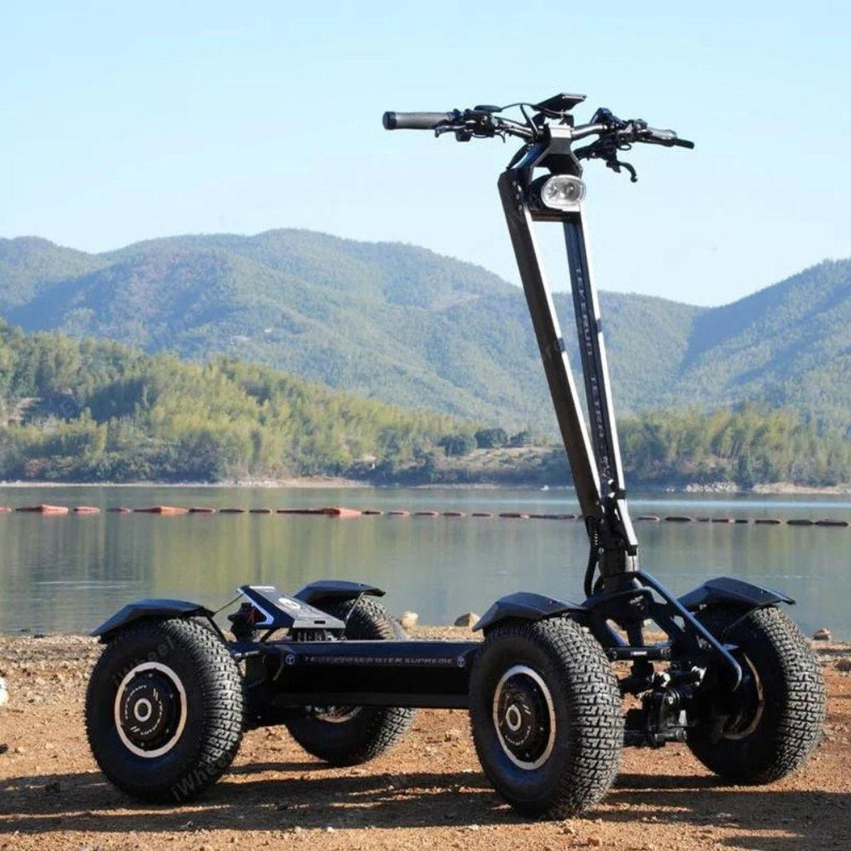 Patinete eléctrico TEVERUN TETRA en vista frontal en ángulo junto a un lago