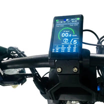 Primer plano de la pantalla del TEVERUN TETRA