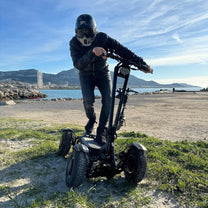 Persona montando el patinete eléctrico TEVERUN TETRA